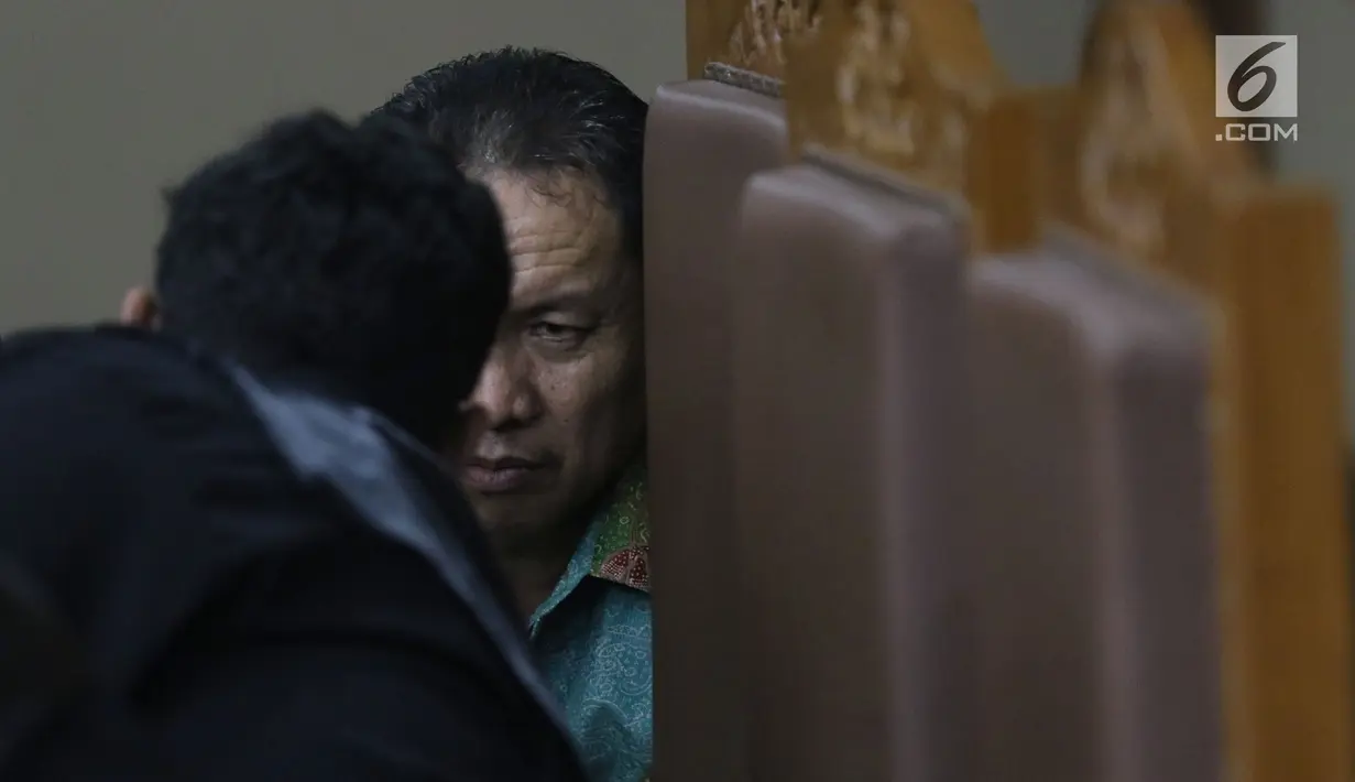 Terdakwa suap proyek Kementerian PUPR tahun 2016, Rudi Erawan saat menjalani sidang lanjutan di Pengadilan Tipikor, Jakarta, Rabu (1/8). Sidang mendengar keterangan saksi ahli meringankan. (Liputan6.com/Helmi Fithriansyah)