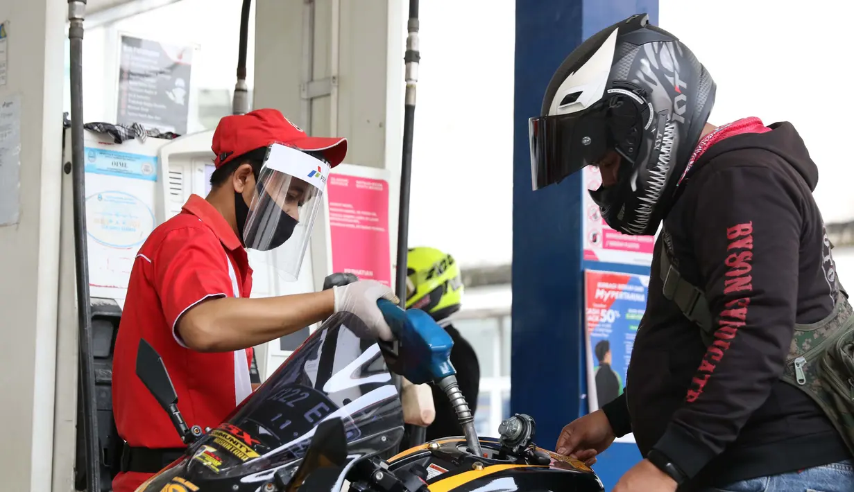 Petugas SPBU menggunakan alat pelindung wajah saat melayani pengendara di SPBU 31-164-01, Margonda, Depok, Jawa Barat, Jumat (8/5/2020). Penggunaan alat pelindung wajah merupakan upaya untuk melindungi diri dalam pencegahan penyebaran virus COVID-19. (Liputan6.com/Helmi Fithriansyah)