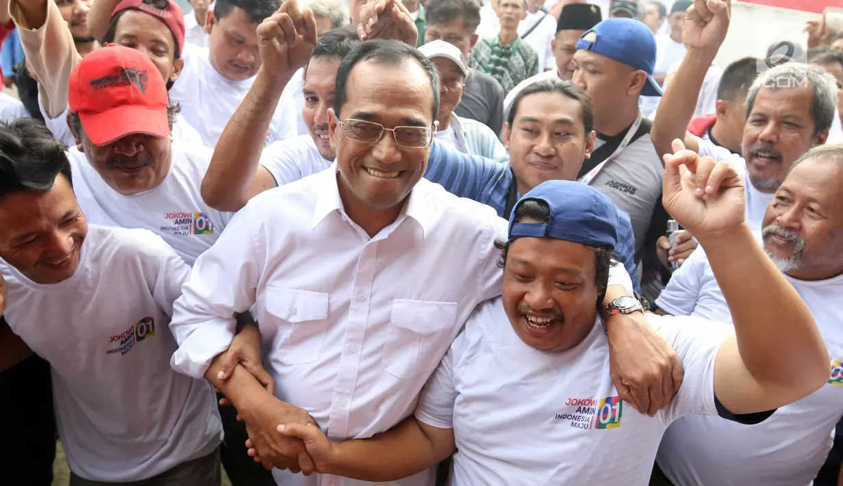 Menteri Perhubungan Budi Karya Sumadi merangkul sopir angkot saat nongkrong bareng di Tangerang, Banten, Sabtu (26/1). Budi mendengar banyak masukan dari para sopir angkot tentang permasalahan yang mereka alami. (Liputan6.com/Angga Yuniar)