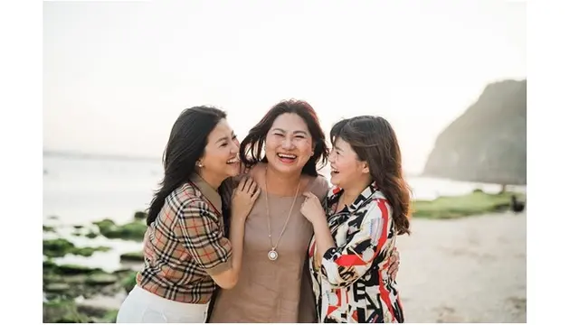 Potret Wendah dan Wendy saat bersama sang ibu, so sweet banget.