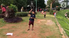 Anak-anak bermain di sekitar bantaran Kanal Banjir Timur (KBT), kawasan Cipinang Muara, Jakarta, Selasa (16/6/2020). Selama masa PSBB transisi, aktivitas di kawasan tersebut mulai kembali ramai. (Liputan6.com/Immanuel Antonius)