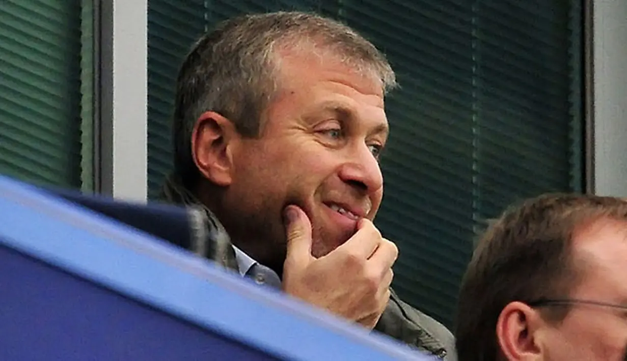 Roman Abramovich terlihat menonton jalannya pertandingan sepak bola Liga Utama Inggris antara Chelsea vs Fulham di Stamford Bridge, London (21/09/13). (AFP/Glyn Kirk)