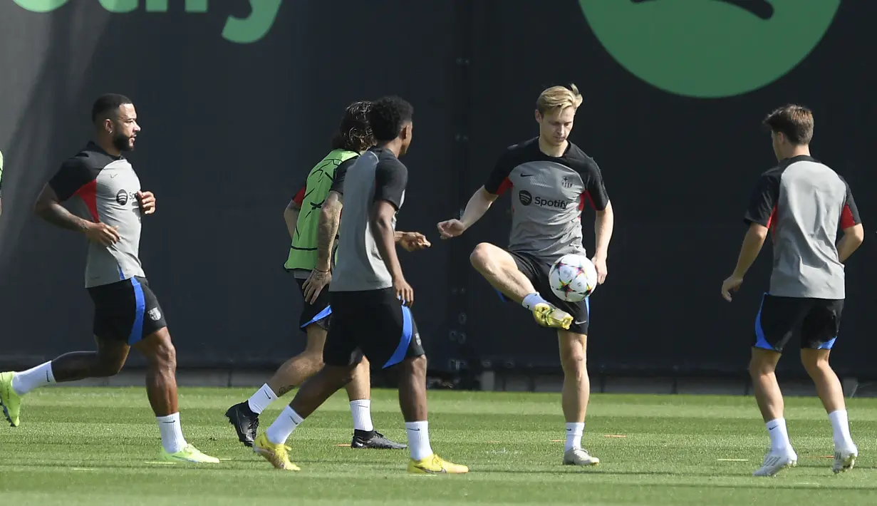 Gelandang Barcelona Frenkie De Jong (2R) dan rekan satu timnya menghadiri sesi latihan jelang matchday 1 Grup C Liga Champions 2022/2023, di Ciudad Deportiva dekat Barcelona, Selasa (6/9/2022). Menjamu Viktoria Plzen, Barcelona besutan Xavi Hernandez diprediksi akan melakukan rotasi. (Josep LAGO / AFP)