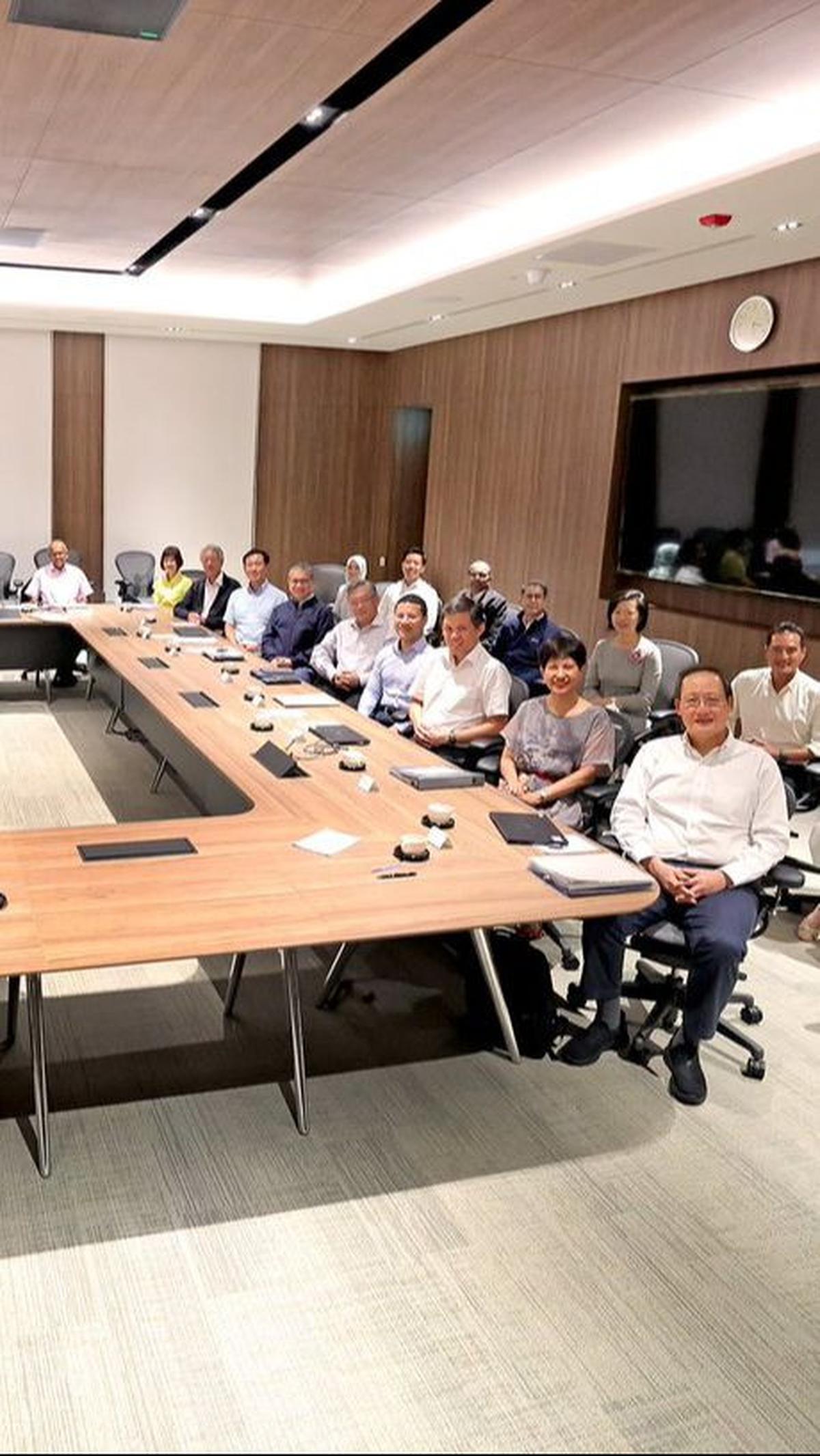 "Pak Wong, maaf ya. Netizen Indo yang komen ini bukan lagi jelek-jelekin Singapore, tapi lagi menyindir pemerintahnya sendiri................ yang tiap rapat meja dan ruangan penuh ornamen dan makanan, tapi hasil meeting selalu kosong tanpa solusi dan per