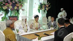 Hengky Kurniawan dan Sonya Fatmala saat bersiap melangsungkan akad nikah di sebuah hotel kawasan TMII, Jakarta, Kamis (23/4/2015). (Liputan6.com/Panji Diksana)