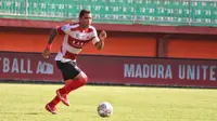 Striker Madura United,  Alberto Goncalves beraksi saat timnya bersua PSS Sleman di BRI Liga 1 2022/2023 hari Sabtu (11/03/2023). (Wahyu Pratama/Bola.com)