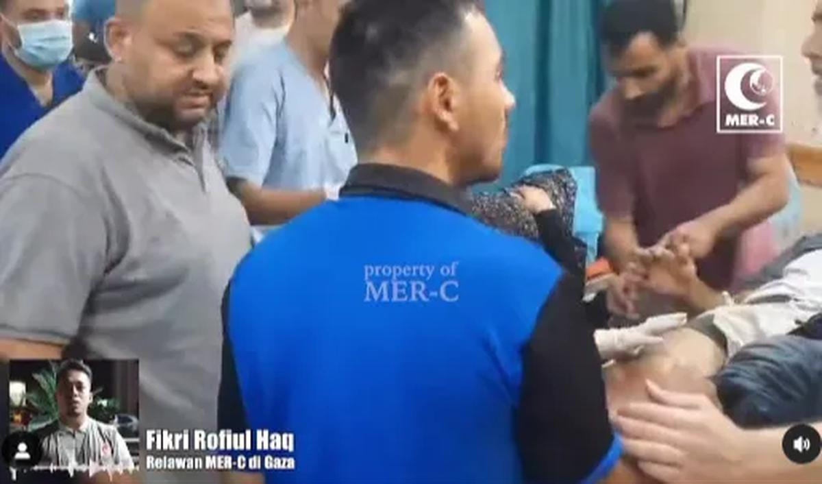 Dikatakan, ini merupakan kali pertama dirinya memegang jenazah para syuhada di Gaza. <br>
