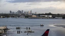 Badai yang sangat deras membawa hujan lebat, angin kencang dan badai petir ke Florida Selatan pada hari Rabu dan mendorong penutupan Bandara Internasional Fort Lauderdale-Hollywood. (Joe Cavaretta /South Florida Sun-Sentinel via AP)