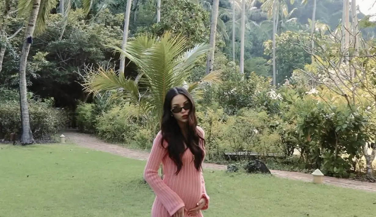Salah satu ciri utama gaya kehamilan Alyssa adalah pemilihan siluet yang simpel. Ia kerap memilih dress dengan potongan lurus, empire waist, atau flowy yang memberi ruang gerak lebih nyaman tanpa menghilangkan kesan anggun.  [Foto: Instagram/ Alyssa Daguise]