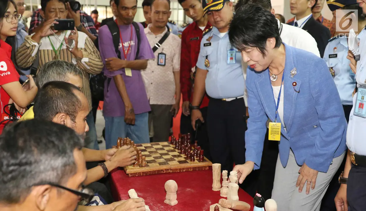 Menteri Kehakiman Jepang Yoko Kamikawa melihat bidak catur hasil kerajianan dari tahanan Lapas Kelas IIA Narkotika Jakarta di Cipinang, Jakarta, Sabtu (9/9). (Liputan6.com/Angga Yuniar)