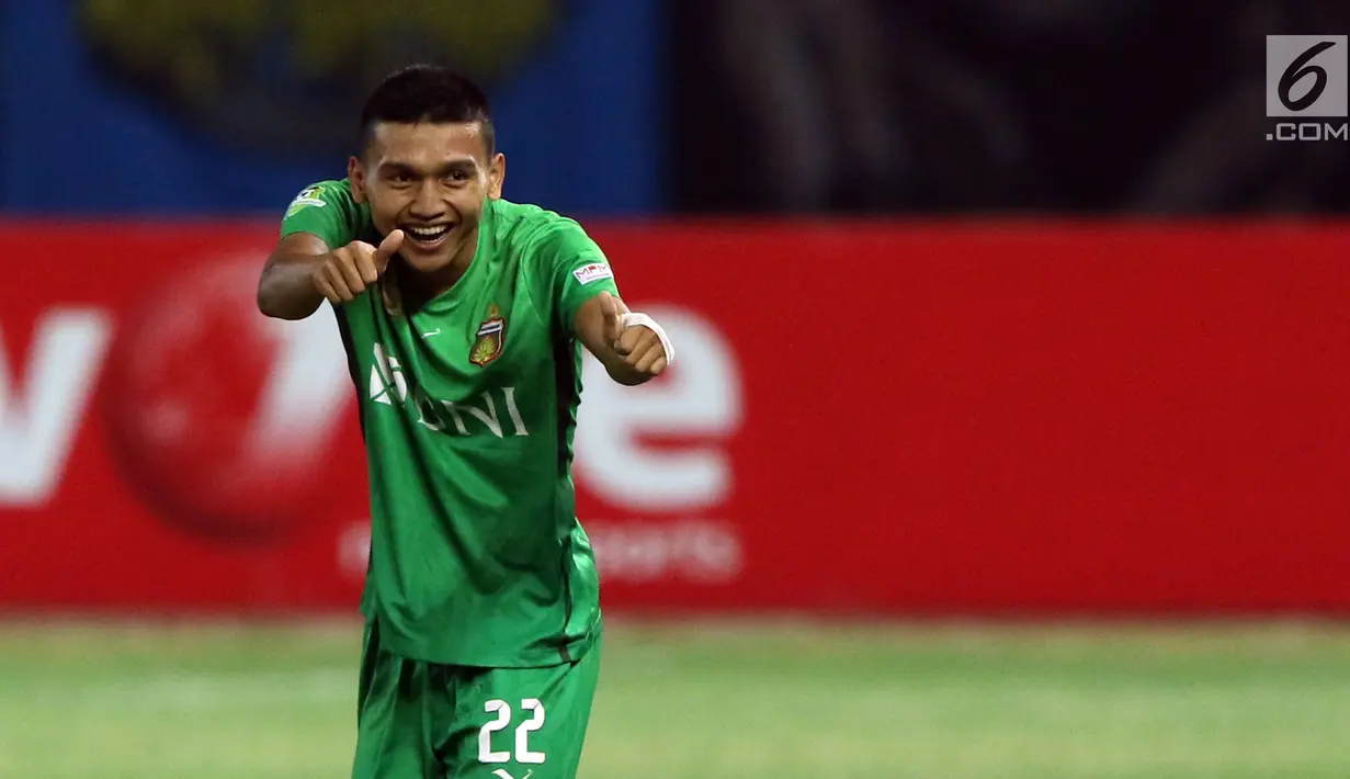 Pemain tengah Bhayangkara FC, Dendy Sulistyawan merayakan gol ke gawang Arema FC pada lanjutan Liga 1 Indonesia di Stadion Patriot Candrabhaga, Bekasi, Jumat (4/8). Bhayangkara FC unggul 2-1. (Liputan6.com/Helmi Fithriansyah)