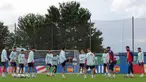 Para pemain Spanyol menghadiri sesi latihan di base camp tim selama Euro 2024 di Donaueschingen pada 1 Juli 2024. (LLUIS GENE/AFP)