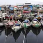 Sejumlah perahu nelayan bersandar di dermaga Tempat Pelelangan Ikan Cilincing, Jakarta Utara, Rabu (8/2). (Fery Pradolo/Liputan6.com)