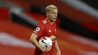 Donny van de Beek mencetak gol pertama pada laga Liga Inggris Manchester United lawan Crystal Palace di stadion Old Trafford di Manchester, Inggris, Sabtu, 19 September 2020. (Richard Heathcote / Pool via AP)