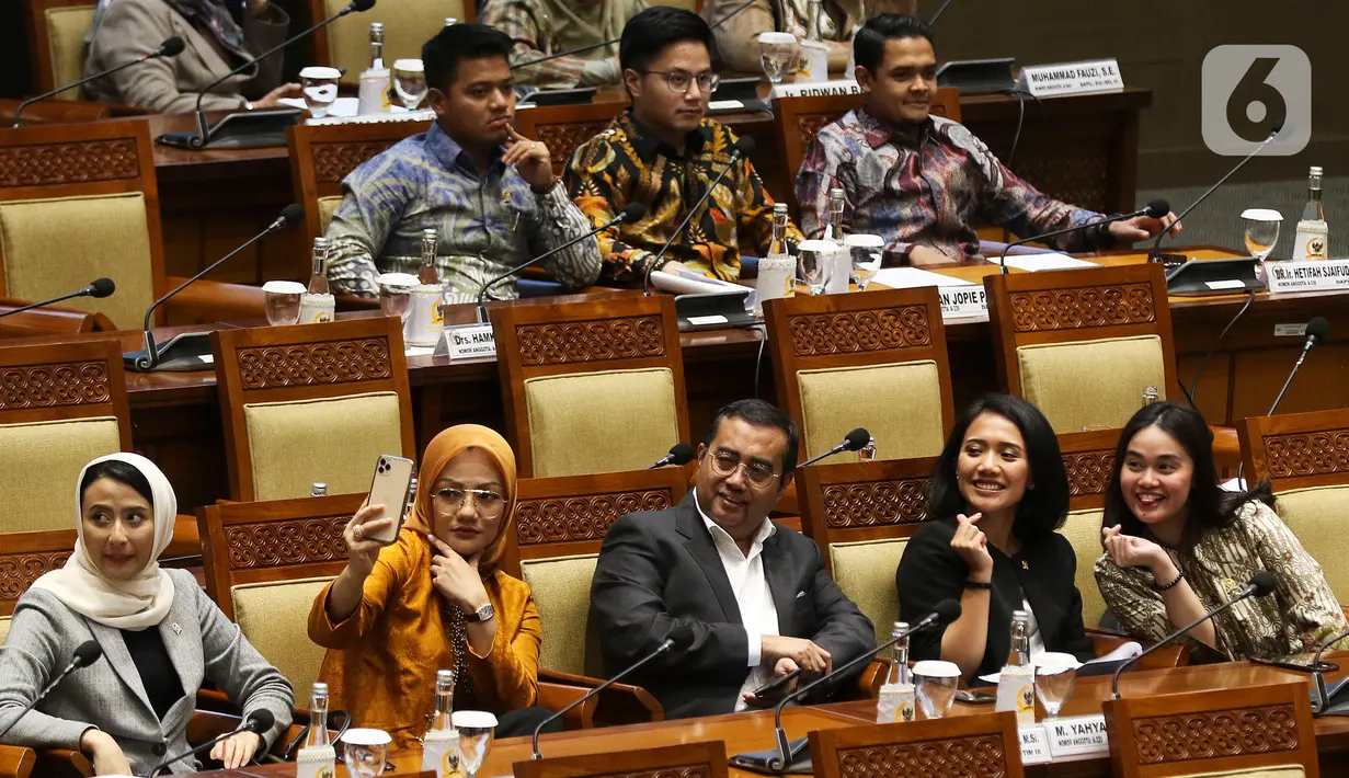 Anggota DPR mengikuti rapat paripurna di Kompleks Parlemen, Senayan, Jakarta, Senin (3/2/2020). Rapat Paripurna DPR menyetujui lima calon Hakim Agung dan tiga calon hakim ad hoc yang telah mengikuti uji kelayakan di Komisi III DPR untuk Mahkamah Agung. (Liputan6.com/Johan Tallo)