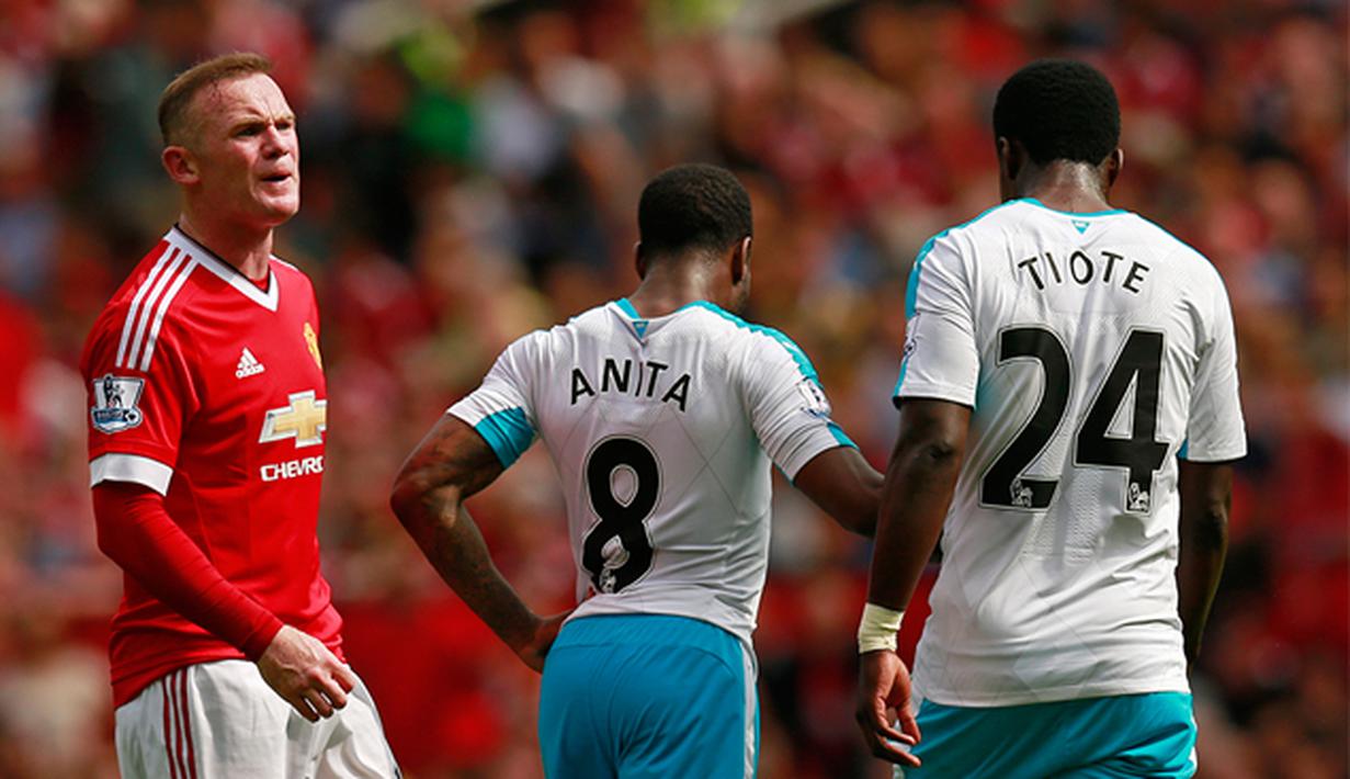 Kapten MU, Wayne Rooney tampak kecewa tidak mendapatkan penalti saat laga Liga Inggris melawan Newcastle di Stadion Old Trafford, Inggris, Sabtu (22/8/2015). Pertandingan berakhir imbang 1-1. (Action Images via Reuters/Jason Cairnduff)