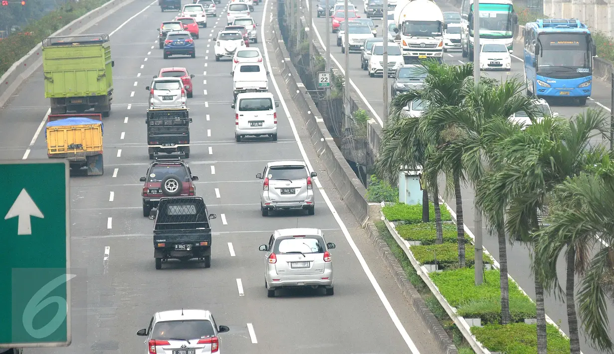 Libur Waisak bagi umat Buddha yang jatuh pada hari ini, Kamis (11/5) dimanfaatkan oleh warga ibu kota untuk berlibur keluar kota, Jakarta, Kamis (11/5). (Liputan6.com/Helmi Afandi) 