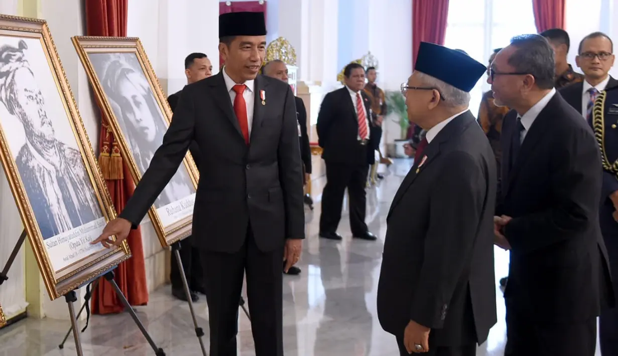 Presiden Joko Widodo (kiri) menunjukkan foto Sultan Himayatuddin Muhammad Saidi kepada Wakil Presiden Ma'ruf Amin di Istana Negara, Jakarta, Jumat (8/11/2019). Himayatuddin mendapat gelar Pahlawan Nasional berdasarkan Keppres Nomor 120/TK/Tahun 2019. (Foto: Lukas-Biro Pers Sekretariat Presiden)