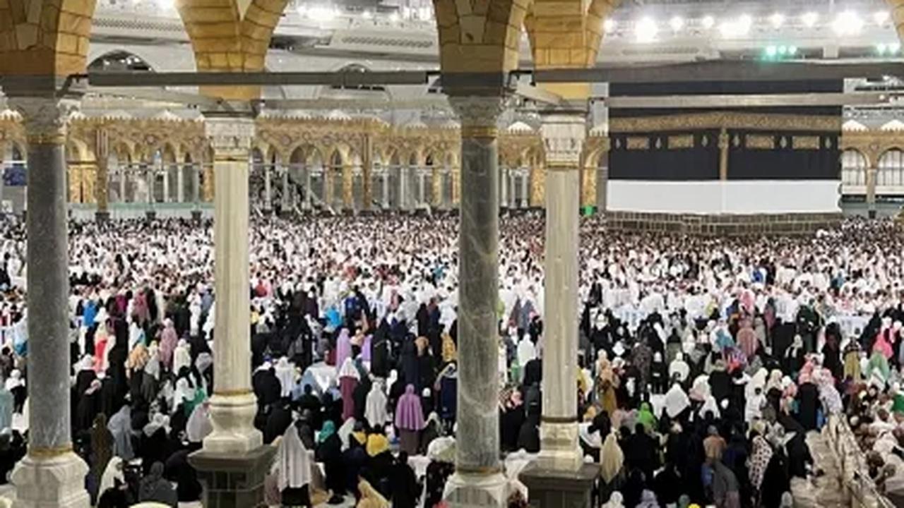 "Boleh pribadi, bisa juga karya kelompok. Seru kan bareng teman-teman bikin lirik, apalagi terpilih dan dapat hadiah," ujar Juni.