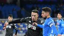 Bek Empoli Ardian Ismajli (kiri) berebut bola dengan penyerang Napoli Dries Mertens dalam laga pekan ke-17 Serie A Liga Italia di Stadio Diego Armando Maradona, Senin (13/12/2021) dini hari WIB. Napoli secara mengejutkan tumbang di markas sendiri saat menjamu Empoli, 0-1. (Tiziana FABI / AFP)