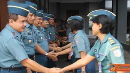 Citizen6, Jakarta: Pangkolinlamil Laksda TNI S.M. Darojatim, halal bihalal dengan segenap prajurit dan PNS Kolinlamil, di koridor Gedung Laut Nusantara Tanjung Priok, Jakarta,umat (24/8). (Pengirim: Kadispen Kolinlamil).