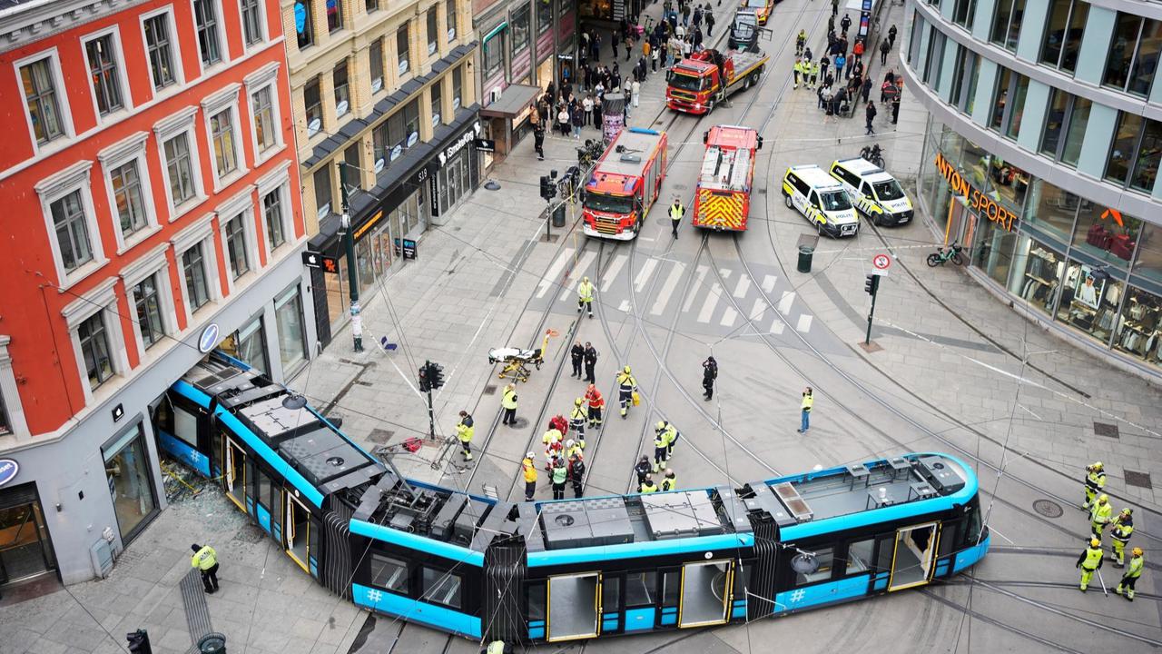 Trem tergelincir dan tabrak toko di Oslo