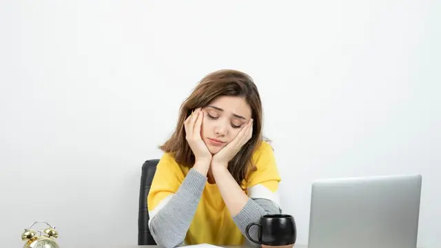 Seorang perempuan merasa kelelahan (Foto Dok: Freepik/BalashMirzabey)