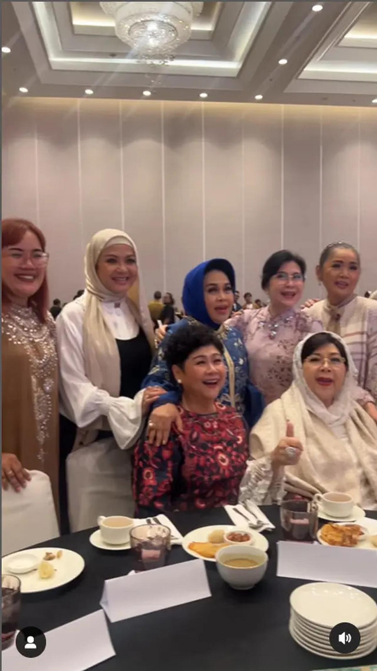 6 Potret Titiek Puspa Penuhi Undangan SBY dan Kumpul Bareng Artis Senior Sebelum Sakit