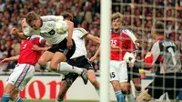 Republik Ceska baru pertama kali tampil di Piala Eropa. Namun penampilan cemerlang Patrik Berger cs. mampu membawa ke final Piala Eropa 1996. Sayangnya, mereka kalah dari Jerman 1-2 melalui golden goal Oliver Bierhoff di menit ke-95. (AFP/Gerry Penny)
