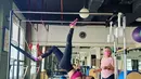 Berlatih pilates memang salah satu cara untuk membentuk body goals. Astrid Tiar memamerkan tubuh idealnya dengan mengenakan sport bra berwarna marun yang dipadukan dengan legging hitam. (instagram/astridtiar127)