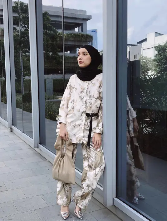 Tampil sederhana namun tetap chic juga bisa didapatkan dari paduan sempurna one set bernuansa khaki yansederhana namun elegan. [Foto: Instagram/ Jenahara]