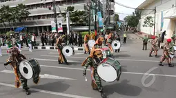 Pasukan drum band dari Kodam III/Siliwangi mengenakan kostum harimau mengawali sesi Historical Walk dalam rangkaian Peringatan ke-60 tahun Konferensi Asia Afrika 2015, di Jalan Asia Afrika, Bandung, Jumat (24/4). (Liputan6.com/Herman Zakharia)