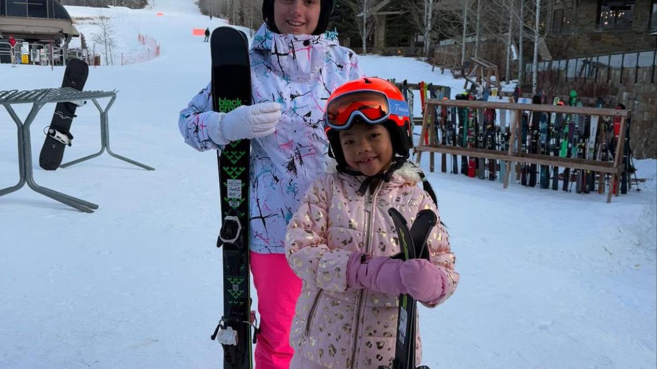 7 Potret Farah Quinn dan Keluarga Nikmati Liburan Musim Dingin, Snowboard Hingga Momen Santai!