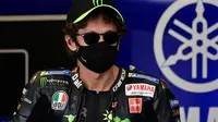 Pembalap Monster Energy Yamaha, Valentino Rossi, menjelang sesi latihan bebas pertama MotoGP Andalusia 2020, Jumat (24/7/2020). (AFP/Javier Soriano)