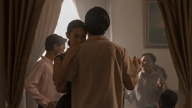 Berlatar Tahun 1955, Ini 7 Gaya Della Dartyan Dalam Film Kambodja