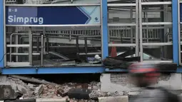 Kendaraan melintas di depan Halte Transjakarta Simprug usai tertabrak truk kontainer, Jakarta, Kamis (19/4). Kaca jendela halte pecah serta plafon dan lantai jebol. (Merdeka.com/Iqbal Nugroho)