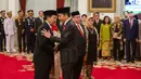 Presiden Joko Widodo (kanan) memberikan ucapan selamat kepada Kepala Badan Pembinaan Ideologi Pancasila (BPIP) Yudian Wahyudi usai dilantik di Istana Negara, Jakarta, Rabu (5/2/2020). Jokowi resmi melantik Yudian Wahyudi sebagai Kepala BPIP. (Liputan6.com/Faizal Fanani)