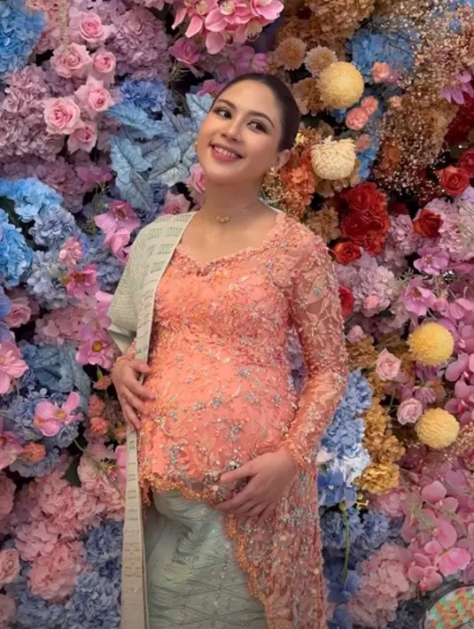 Penampilannya yang glowing memesona disorot. Pilihan kebaya dan kain Ulos yang dikenakannya di momen ini juga menarik untuk disimak. [Foto: Instagram/jscmila]