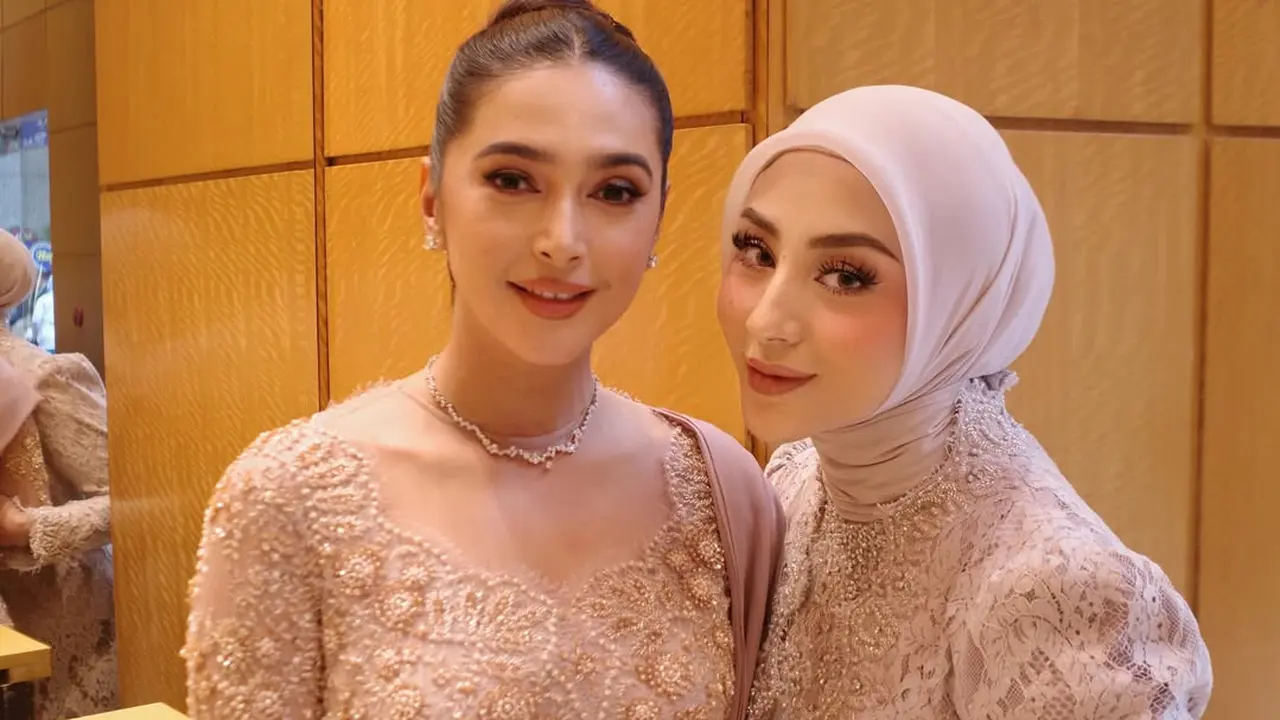 Kompak Bak Kakak Adik, Gaya Nabila Syakieb dan Sang Adik Ipar Margin Wieheerm Berkebaya Blush Pink di Pernikahan Tengku Nadira