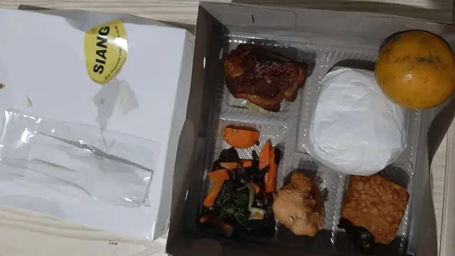 Menu siang pasien COVID-19 di RSD Wisma Atlet Jakarta. (Dok Pribadi Nunung)