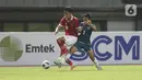 Pemain tengah Timnas Indonesia U-19, Arkhan Fikri berusaha melewati adangan Muh Danisyh Syarlee (Brunei Darussalam U-19) pada laga lanjutan grup A Piala AFF U-19 2022 di Stadion Patriot Candrabhaga, Bekasi, Jawa Barat, Senin (4/7/2022). Timnas Indonesia U-19 menguasai jalannya pertandingan dan mencetak 7 gol ke gawang Brunei. (Liputan6.com/Helmi Fithriansyah)