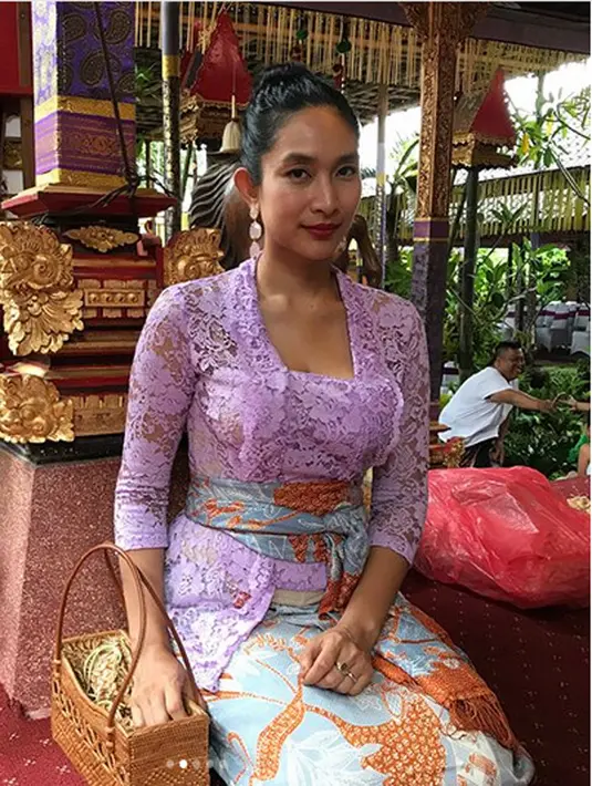 Happy tampil anggun dengan busana adat bali yang dikenakan. Bahkan, kecantikannya terlihat natural tanpa banyak riasan. (Instagram/happysalma)