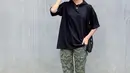 Selain gaya kasual, Glenca Chysara rupanya kerap tampil dengan busana yang tak terlalu mencolok. Kali ini, ia memadukan kaus polos hitam dengan celana army. Rambutnya yang dicepol pun tampak makin keren.(Liputan6.com/IG/@glencachysaraofficial)