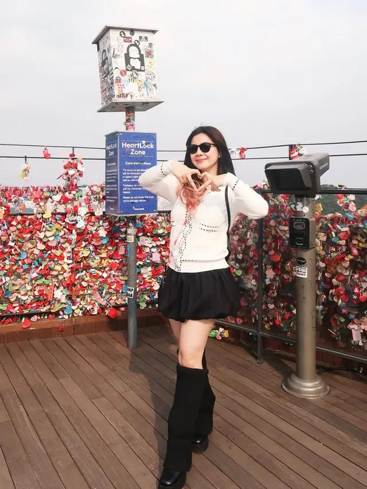 Potret Cantik Felicya Angelista Cari Gembok Cinta di Korea Selatan, Dikira Idol KPop dengan Rambut Dua Warna