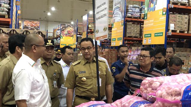 Gubernur DKI Jakarta, Anies Baswedan mengecek harga bahan pokok di Pasar Induk JakGrosir, Kramat Jati, Jakarta.