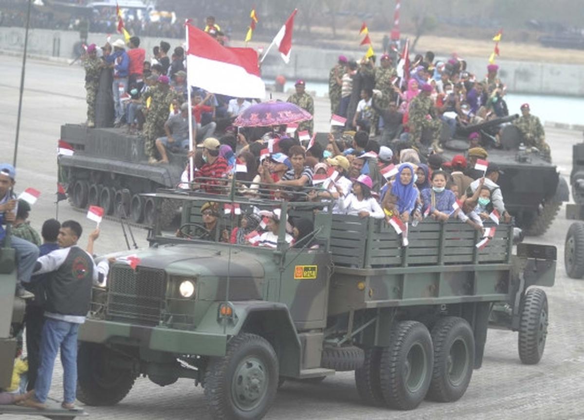 Antusiasme warga naik kendaraan kelas berat TNI