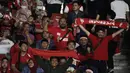 Penonton memberikan dukungan saat laga Kualifikasi Piala Dunia 2022 antara Timnas Indonesia melawan Thailand di SUGBK, Jakarta, Selasa (10/9). Laga berlangsung sepi hanya dihadiri 11.619 penonton. (Bola.com/Vitalis Yogi Trisna)