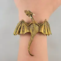 Keren! Ketika kamu memakai perhiasan bentuk naga ini, kamu seakan terlihat seperti induknya.