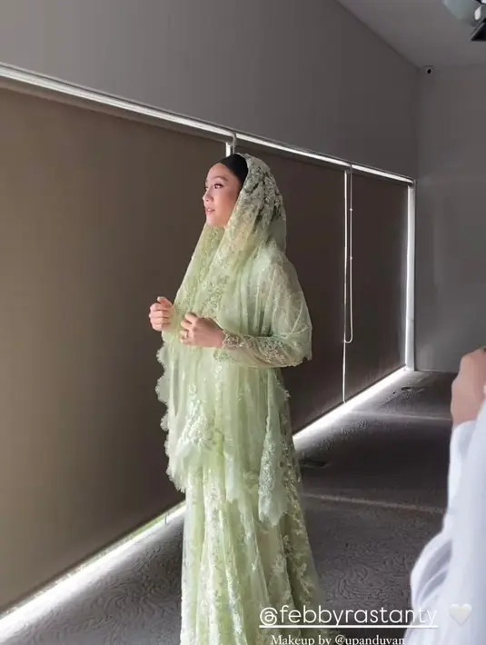 Gaun berlapis renda ini memberikan sentuhan klasik dan feminin, sementara payet yang menghiasi dress menambah kilauan lembut yang memperkuat kesan mewah namun tetap sederhana. [@picaleva].