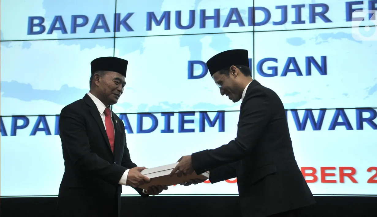 Nadiem Makarim (kanan) secara simbolis menerima plakat dari Muhadjir Effendy dalam acara lepas sambut Menteri Pendidikan dan Kebudayaan (Mendikbud) di Jakarta, Rabu (23/10/2019). Nadiem Makarim menggantikan Muhadjir Effendi yang sebelumnya menjabat sebagai Mendikbud. (merdeka.com/Iqbal Nugroho)